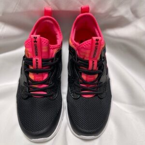 Girls/Youth Under Armour Sneakers Size 2Y, Black and Pink